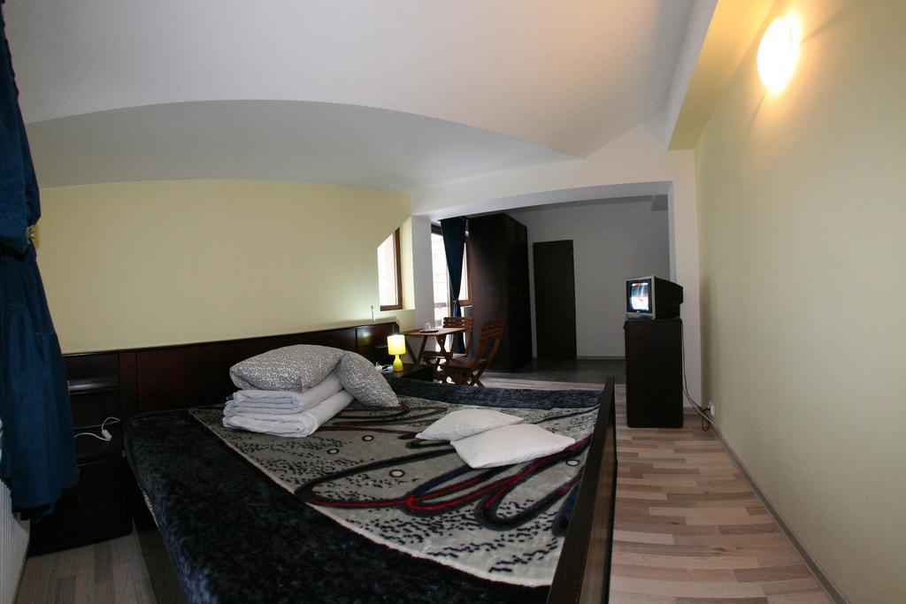La Buni Buşteni Kamer foto